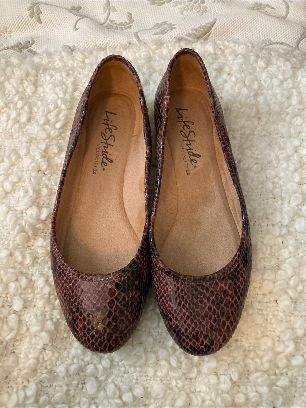 LifeStride velocity 2.0 size 7 Wide brown snakeskin look flats